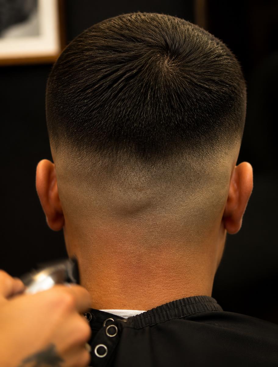 Barber werkt aan een precieze skin fade in Alessandro The Barbershop
